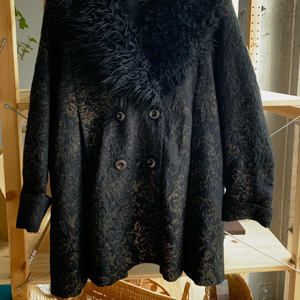 Free People black and gold swing coat with faux fur collar - large